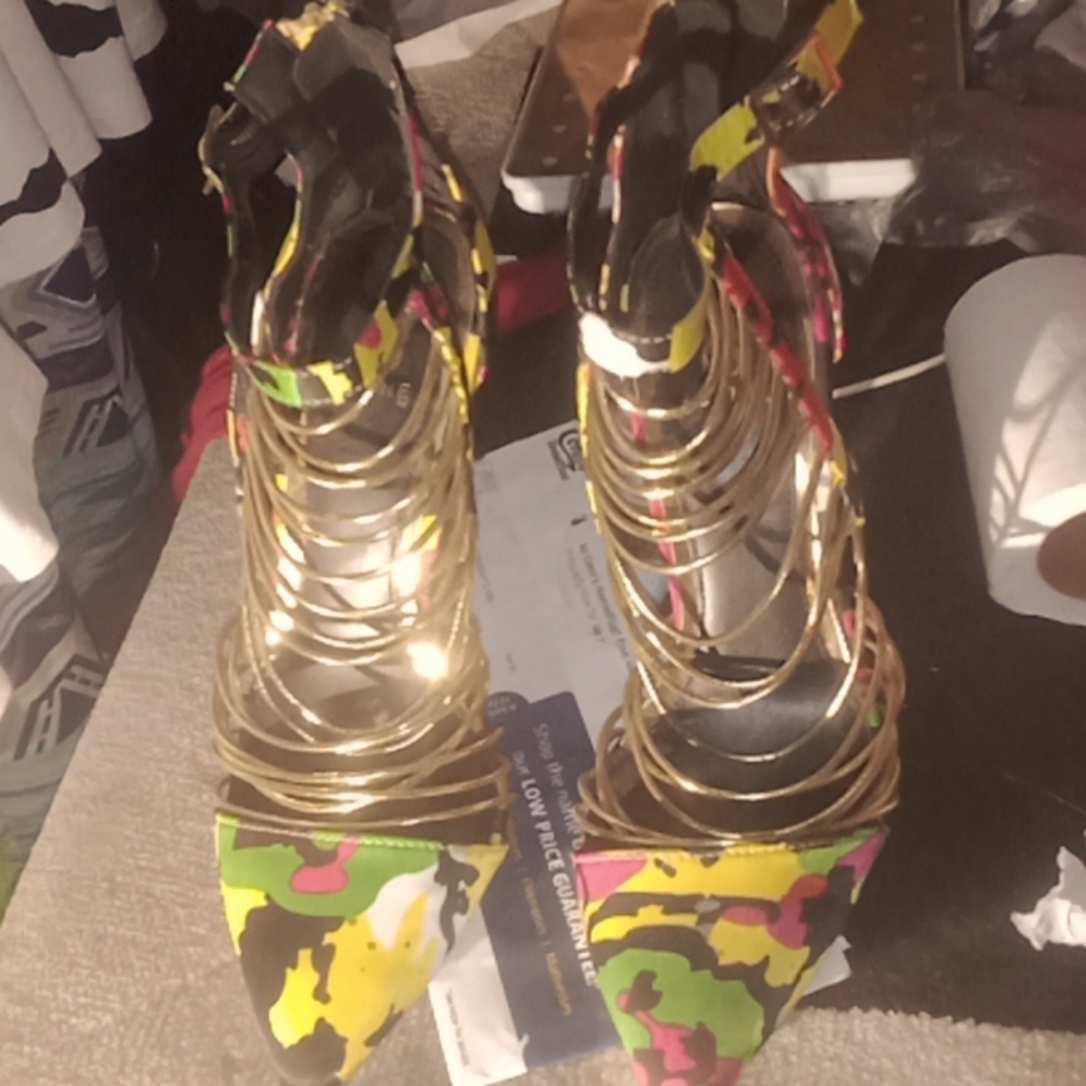 A pair of scene weaver heels size 7.5